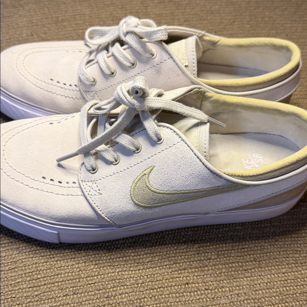 Nike SB Stefan Janoski  Women’s Suede Sneakers in Cream with Pale Yellow Accents